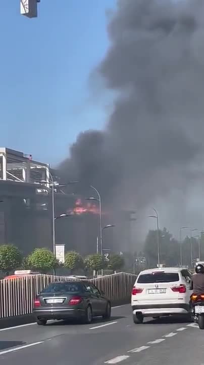Sarıyer'deki AVM'de yangın, itfaiye ekipleri sevk edildi