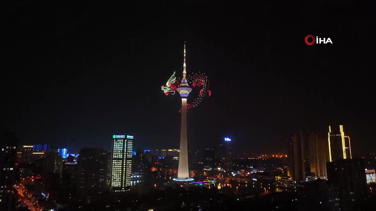 Tianjin’de “uçan ejderha” dron gösterisi yapıldı