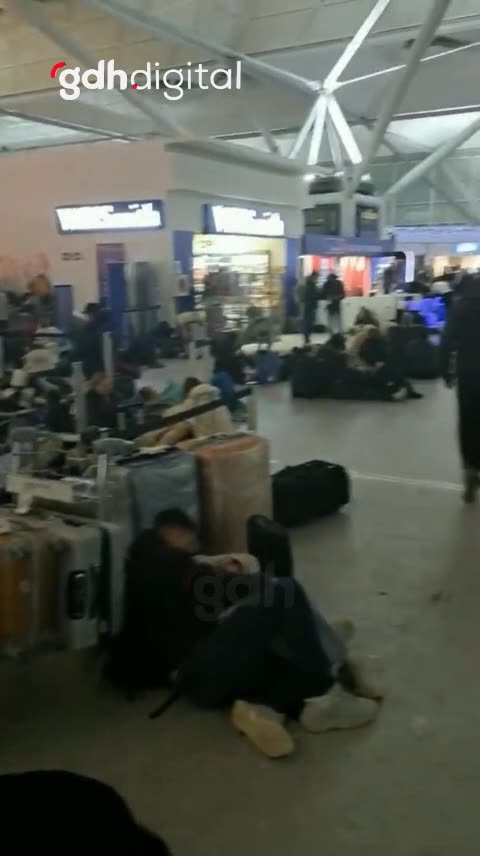 İngiltere'de Stansted Havalimanı'nda uçuşlar askıya alındı