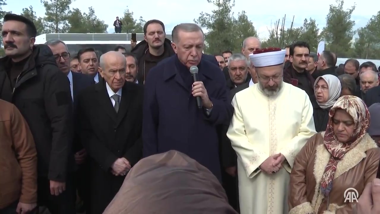 Erdoğan, Kahramanmaraş'ta mezarlık ziyaret etti, Kur'an okudu