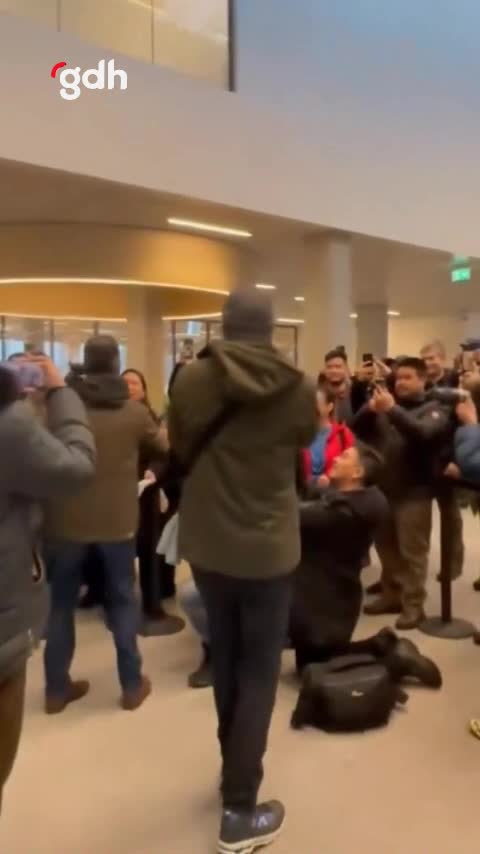 Grönland'da halk, Donald Trump Jr.'ı havalimanında karşıladı