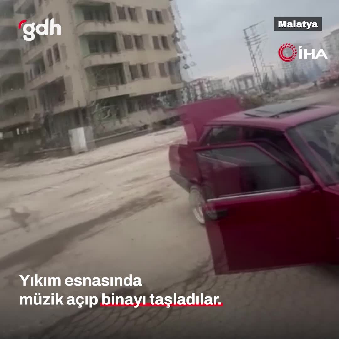 Malatya'da bina yıkımı sırasında ilginç anlar yaşandı