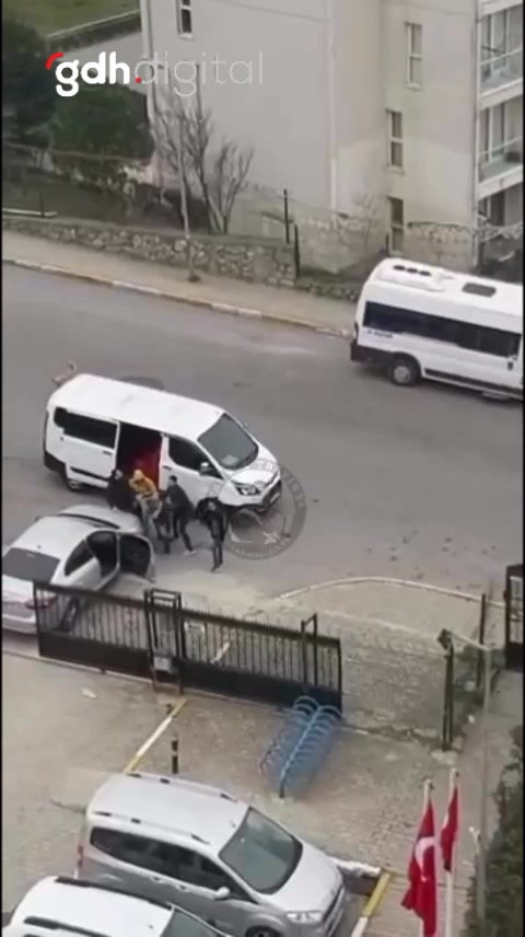 Tuzla'da otomobil sürücüsü minibüsle kaçırıldı