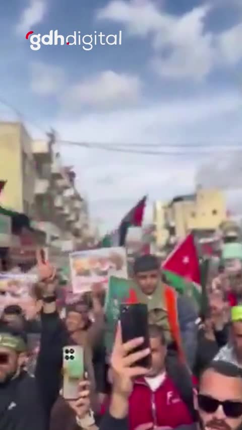 Amman'da halk, Filistin bayraklarıyla Gazze'deki esir takasını kutladı