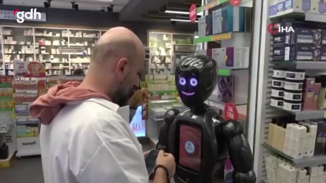 Yerli yapay zeka robot "Marbot" Yalova'da eczane teknisyeni oldu