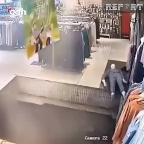 Çin'de alışveriş merkezinde asma kat çöktü, 2 yaralı