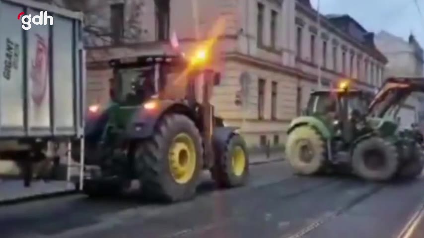 Çekya'da çiftçiler, hükümet sarayı önüne gübre döktü