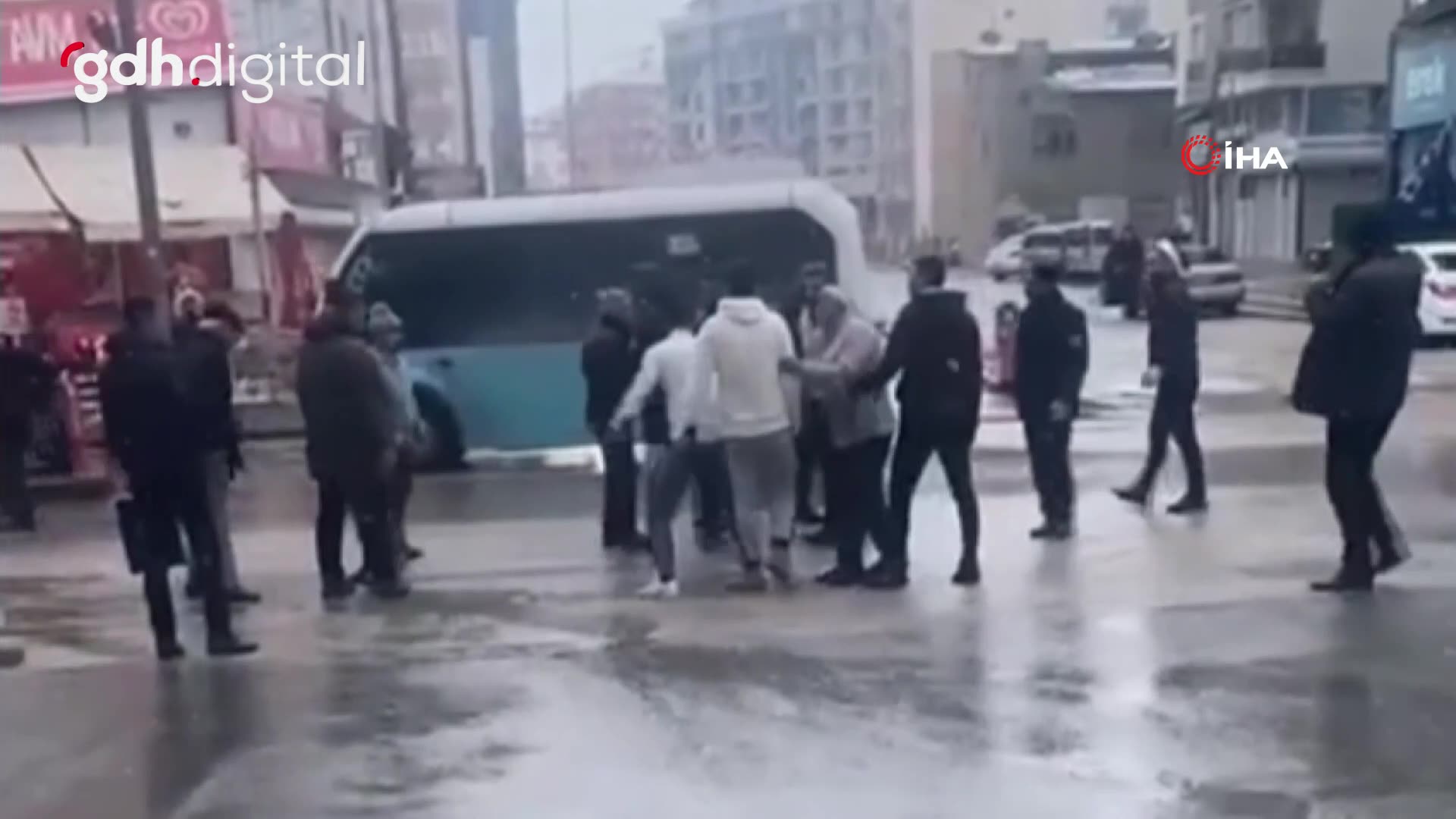Van'da eşini bıçaklayan şahıs linçten polisle kurtarıldı
