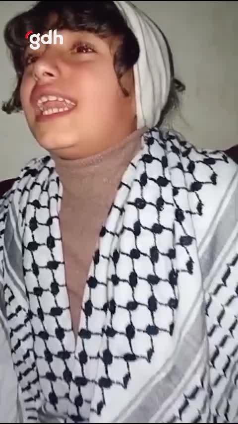Gazzeli kız, ateşkes sonrası sevincini Kur'an'la paylaştı
