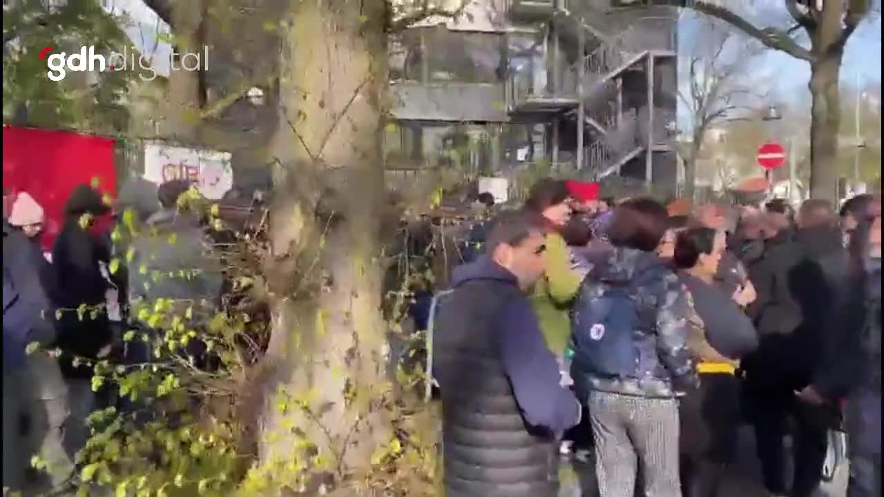 Berlin'de Türk vatandaşları oy için uzun kuyruklar oluşturdu