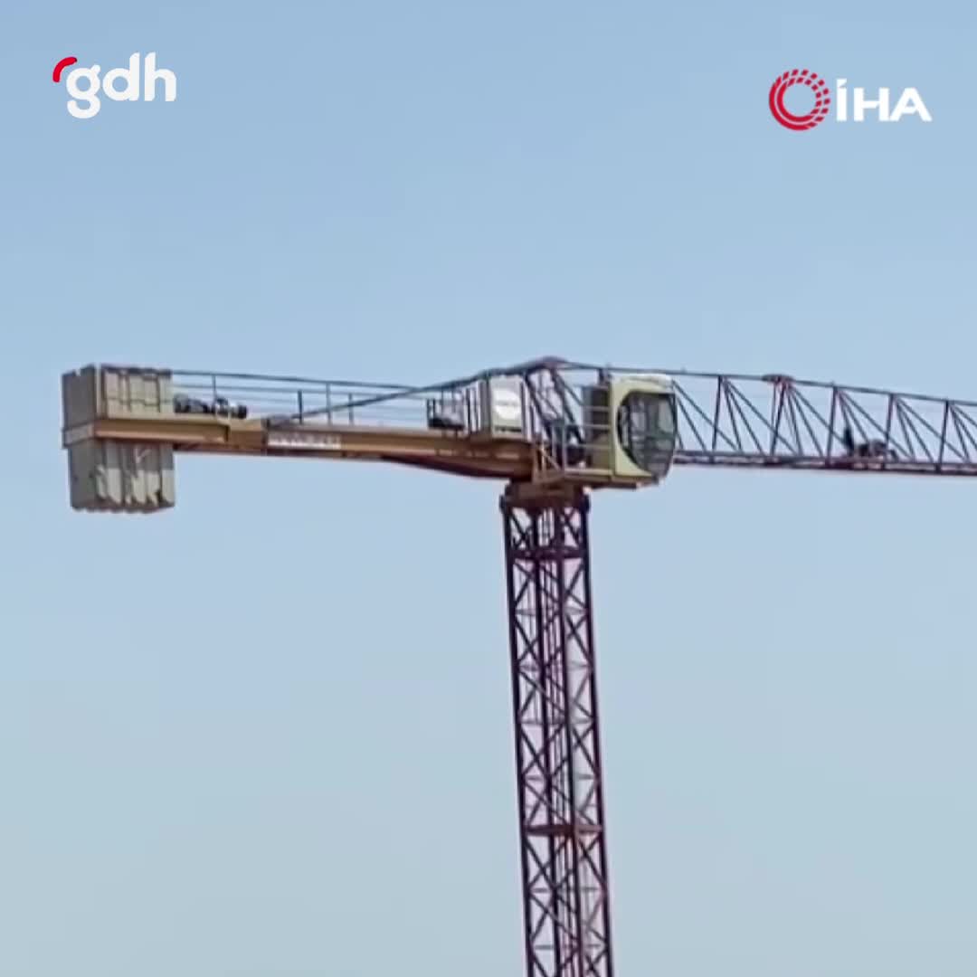Vinç operatörü, 60 metre yükseklikte ezanla namaz kıldı