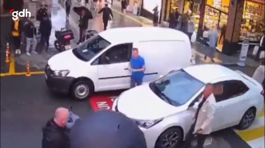 Giresun'da yayanın araca çarpıp düştüğü anlar