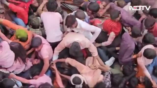 Uttar Pradeş'teki ayin izdihamında ölü sayısı 116'ya ulaştı