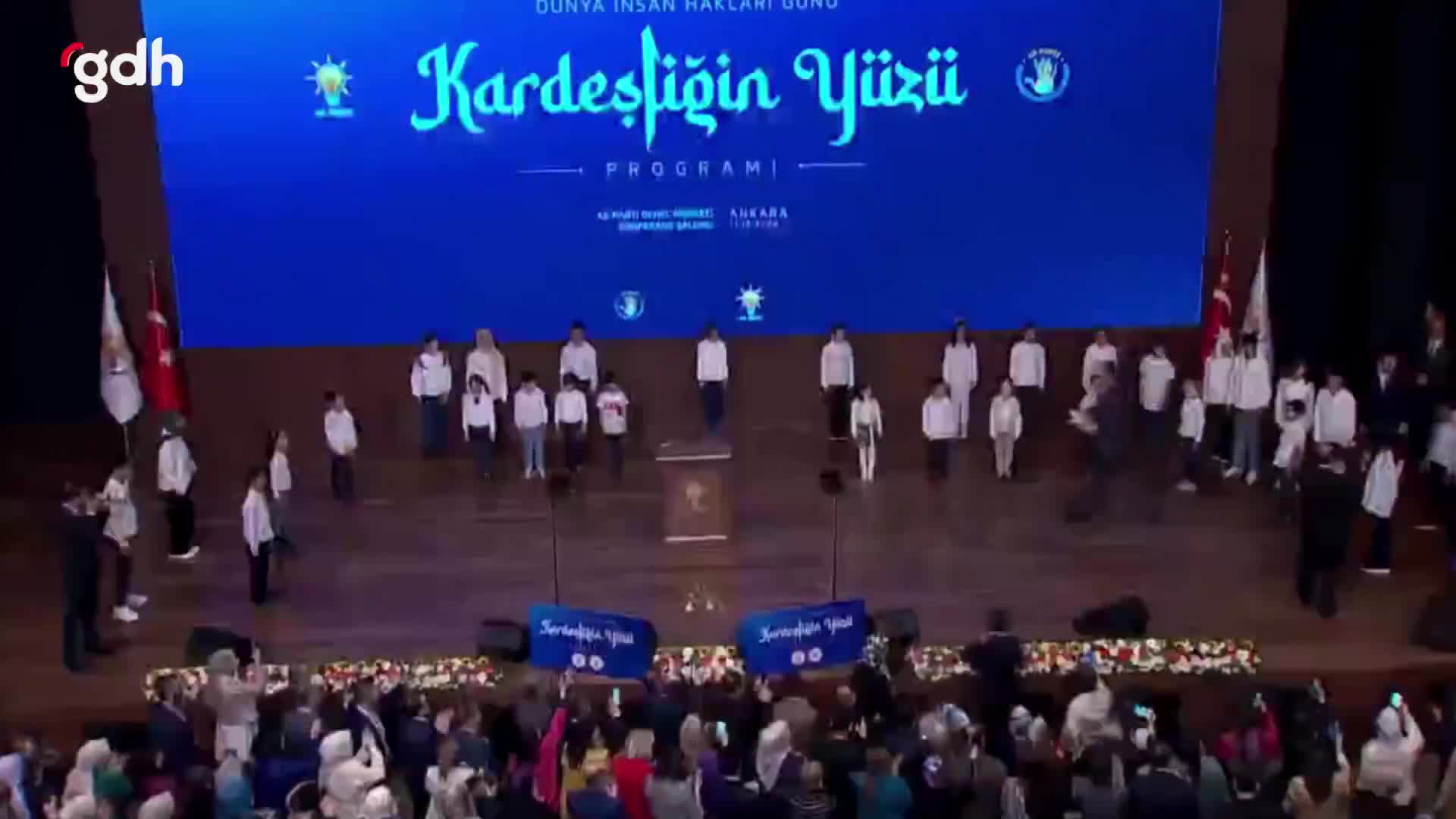 Erdoğan, Dünya İnsan Hakları Günü'nde 2 Halepli çocukla sahnede