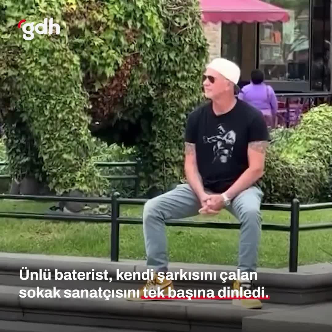 Chad Smith'in sokak sanatçısını dinlediği anlar viral oldu