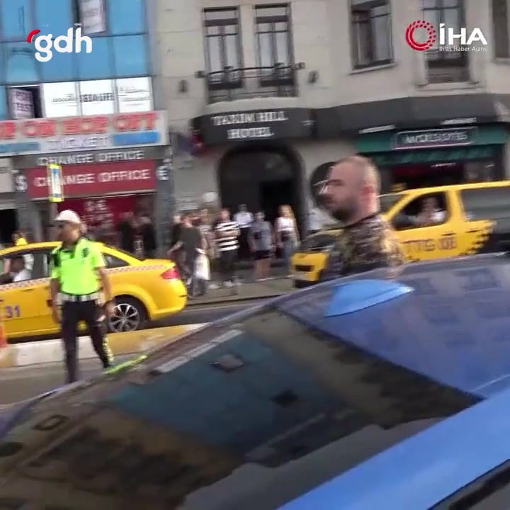 Taksim’de ceza yiyen adam, polise hakaret etti: "Ben veriyorum"
