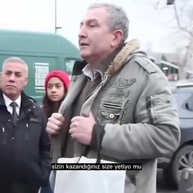 Üsküdar'da sokak röportajı: “Terör örgütlerine para nereden?”