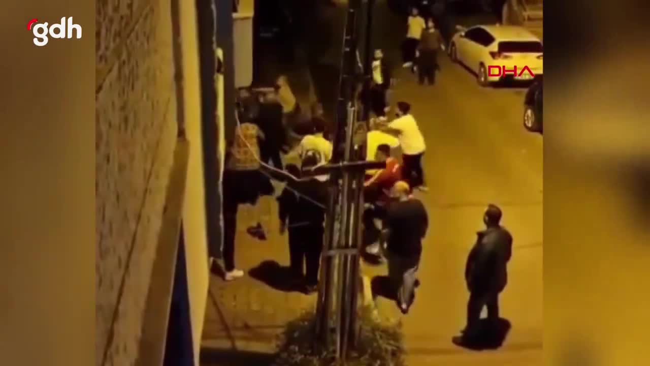 Bağcılar'da iki aile kavga etti, kemer ve sopa kullanıldı