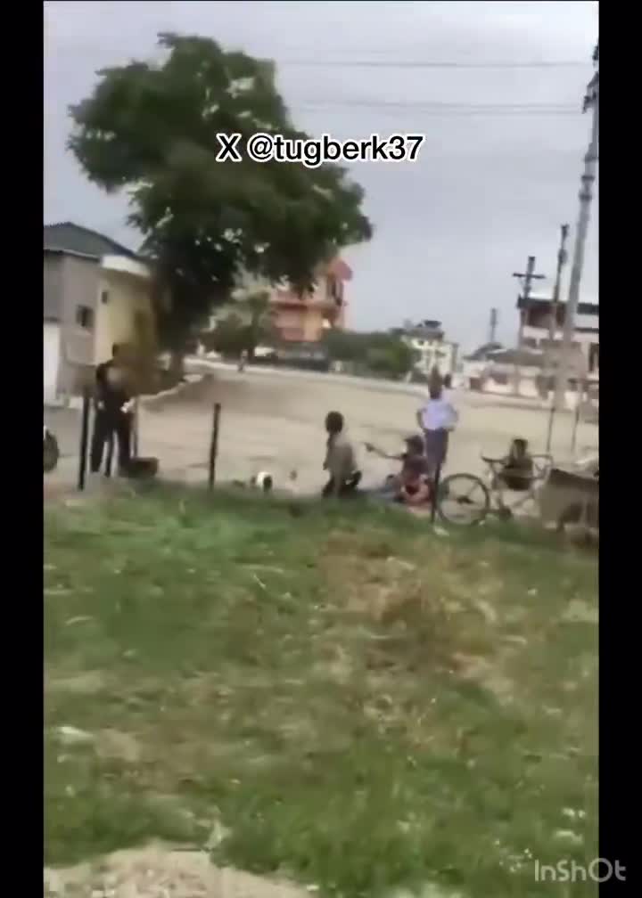 Köpek saldırısında vatandaşı polis silahla kurtardı, hayvansever tepki gösterdi