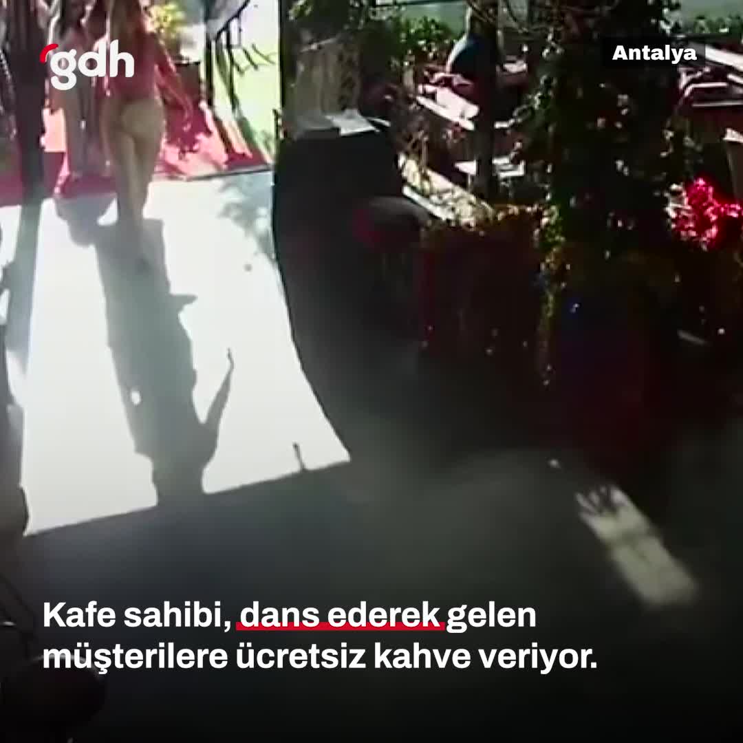 Antalya'da kafe sahibi, dans eden müşterilere ücretsiz kahve veriyor