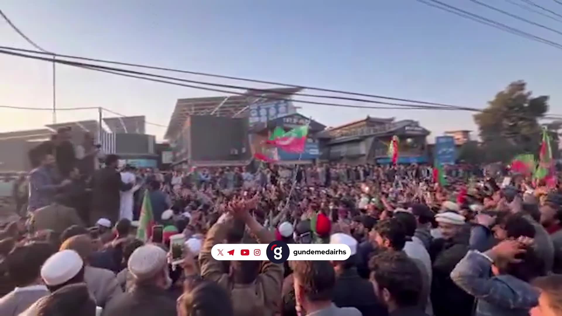 PTI Seçmenleri Peşaver'de Ordunun Müdahalesini Protesto Etti