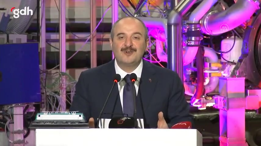 Mustafa Varank, yerli lokomotif motorunu tanıttı