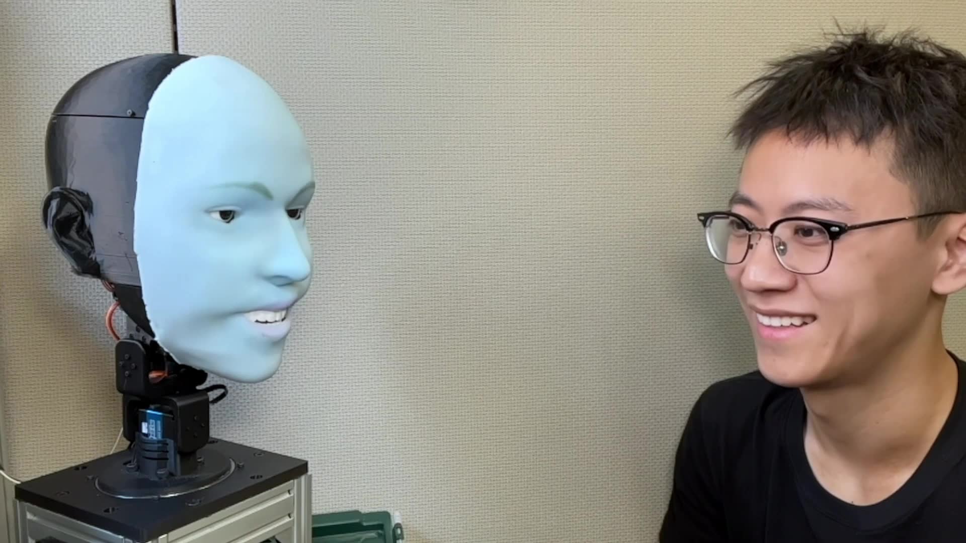 Columbia'dan robot yüz, insan mimiklerini anında taklit ediyor