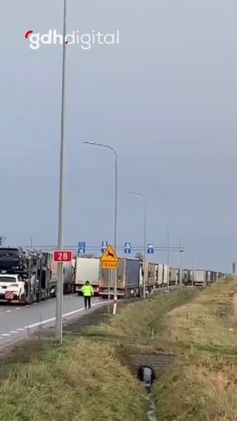 Polonyalı çiftçiler, Ukrayna sınırını kapatma eylemine başladı