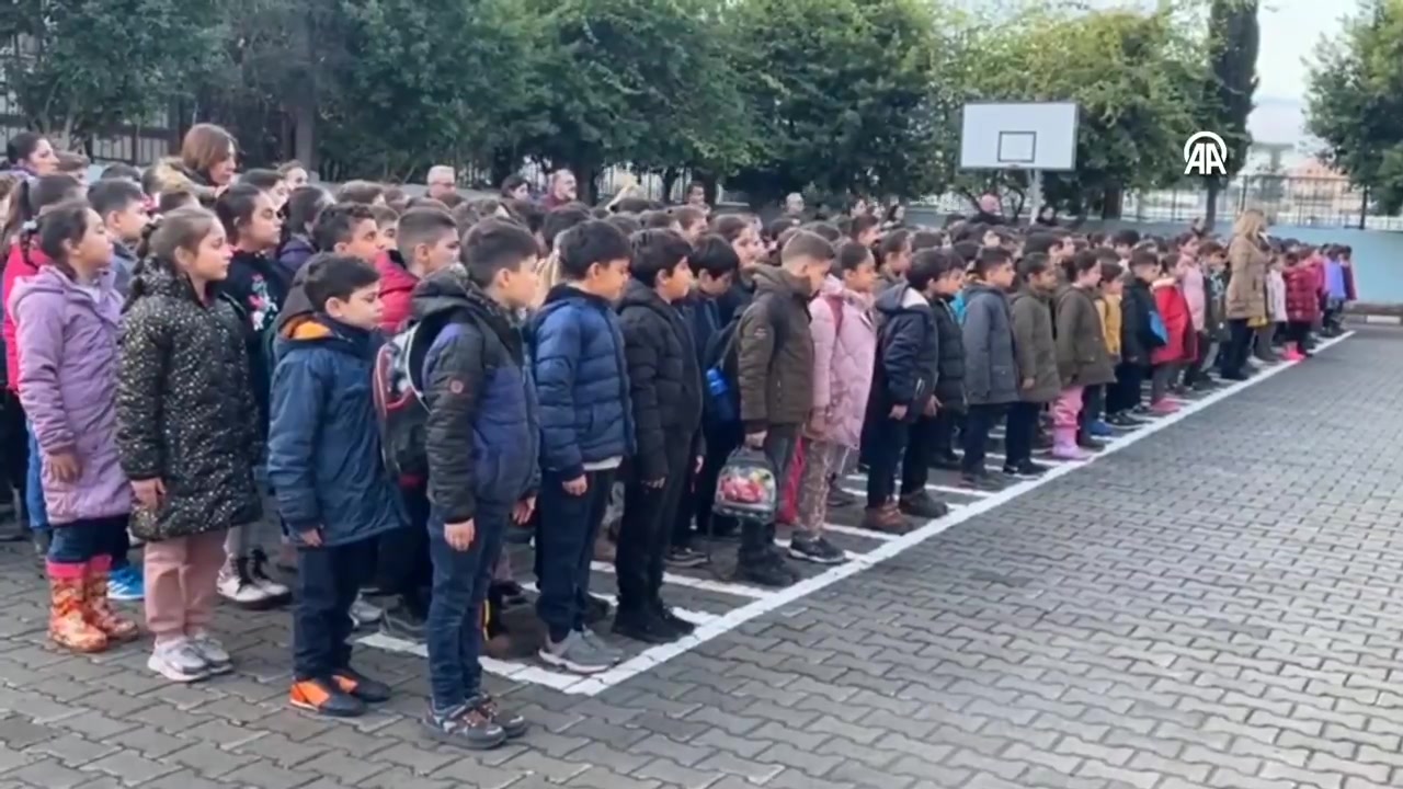 Şehitlerimize saygı duruşu yapan öğrencilere şükranlarımızı sunarız