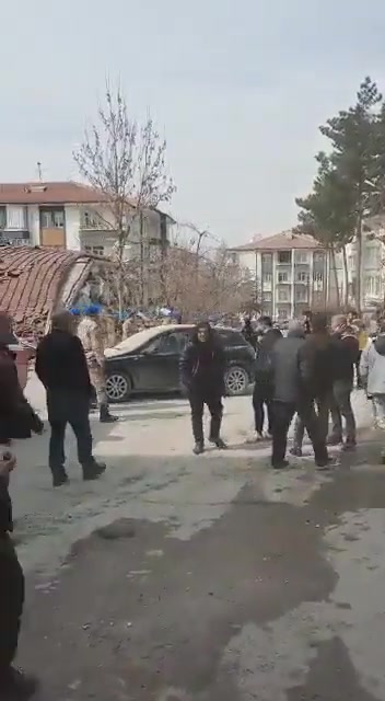 Malatya'da depremde yıkılan binada baba ve kızı enkazda kaldı