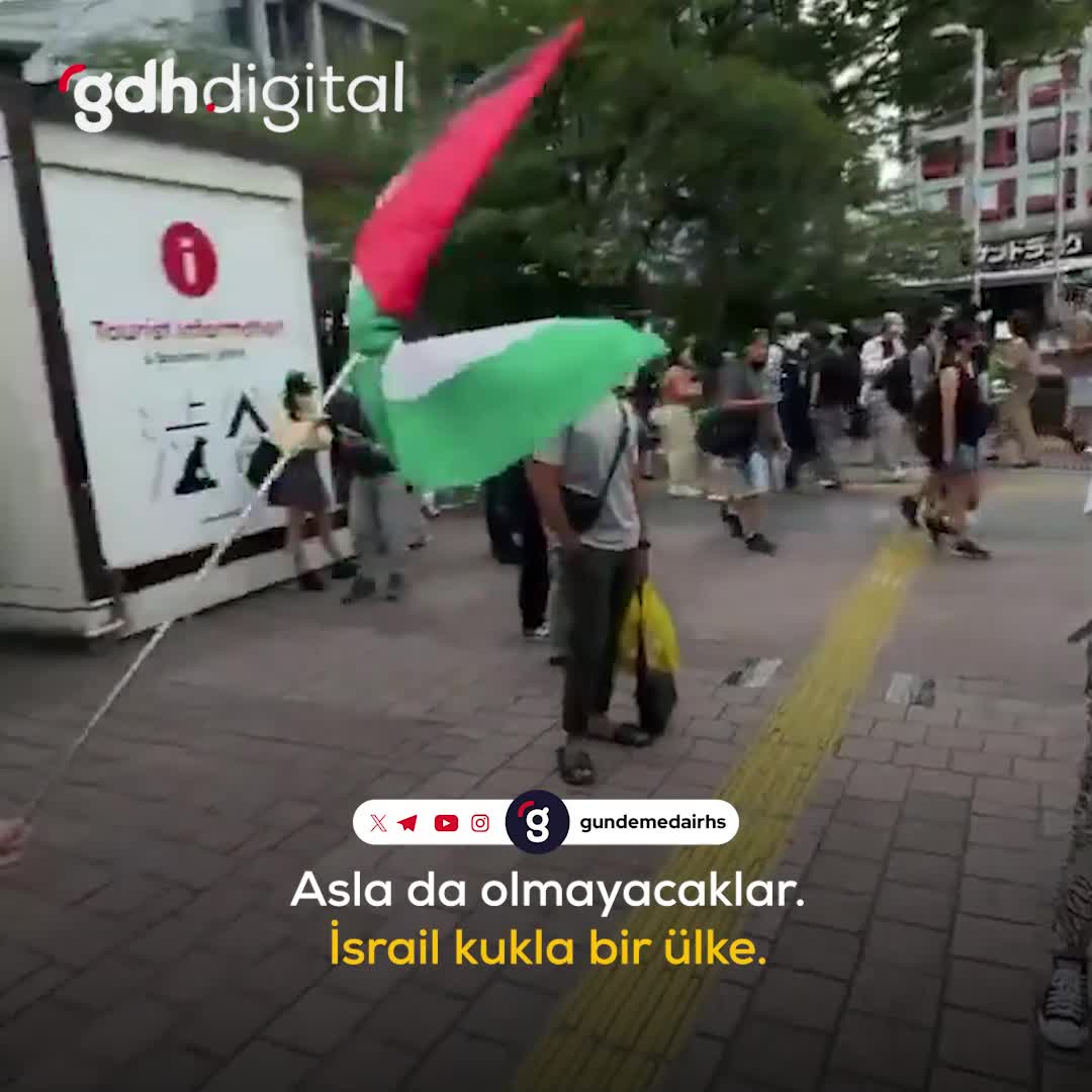 Siyonistler, Tokyo'da Filistin bayrağı açan kadına saldırdı