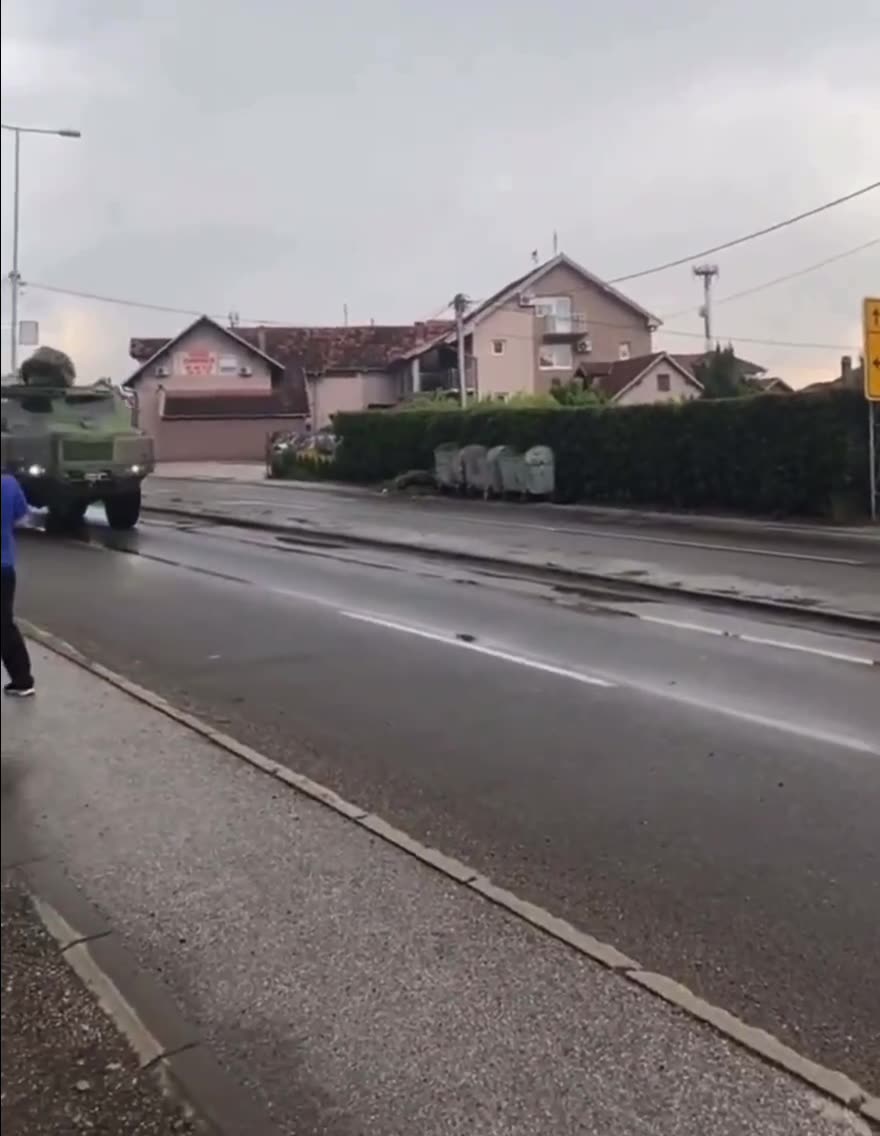 Sırp ordusu Kosova sınırına ilerliyor; Zveçan'da çatışma yaşandı