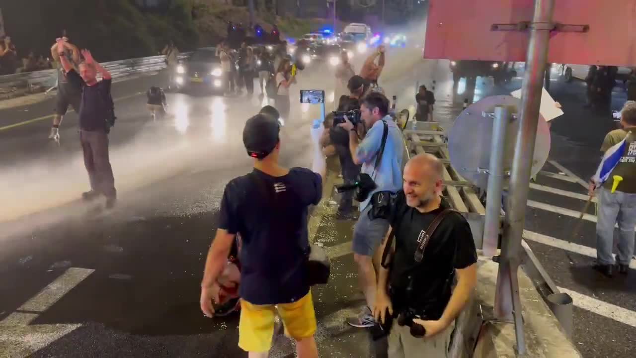 Tel Aviv'de protestolar: Netanyahu'nun istifası istendi