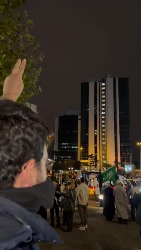 Vatandaş, İsrail konsolosluğu önünde marşla protesto etti