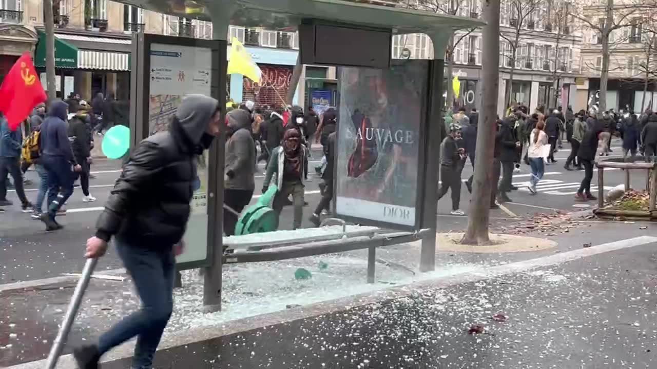 Fransa'nın sokakları PKK terörünü yaşadı, araçlar yakıldı