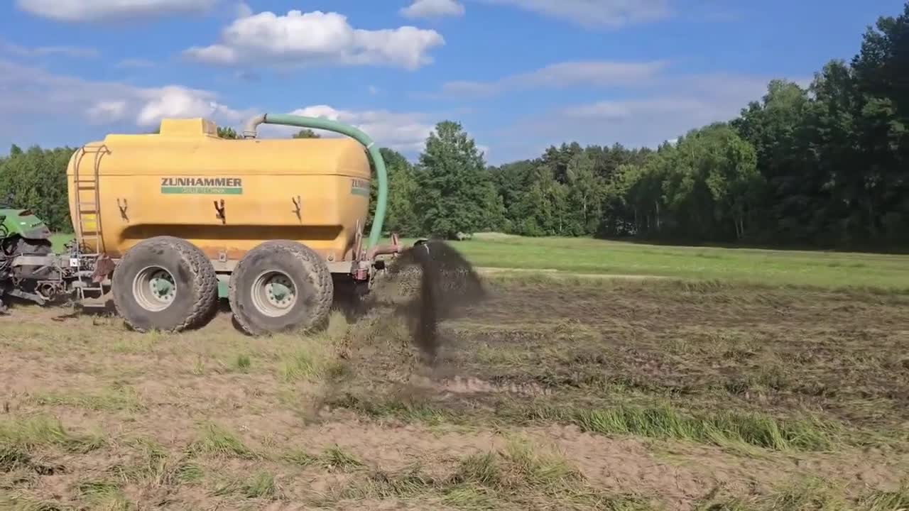Polonyalı çiftçiler, göçmenleri korkutmak için domuz gübresi saçıyor