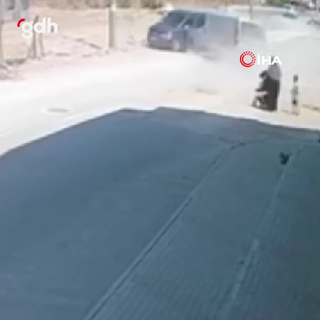 Bursa'da anne ve bebeği, kontrolden çıkan araçtan kıl payı kurtuldu