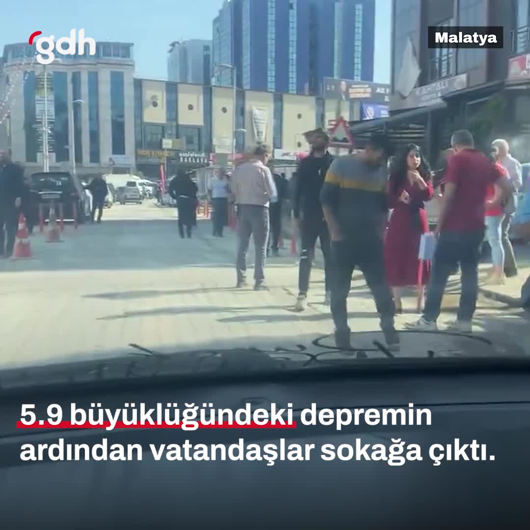 Malatya'da 5.9 büyüklüğündeki deprem sonrası vatandaşlar dışarıda