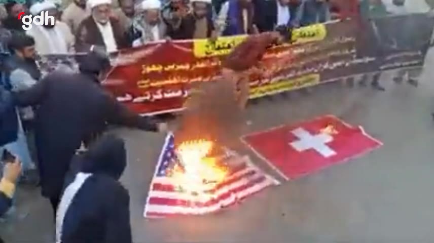 Pakistan'da Kuran'ı yakma eylemine tepki: İsviçre bayrağı yaktı