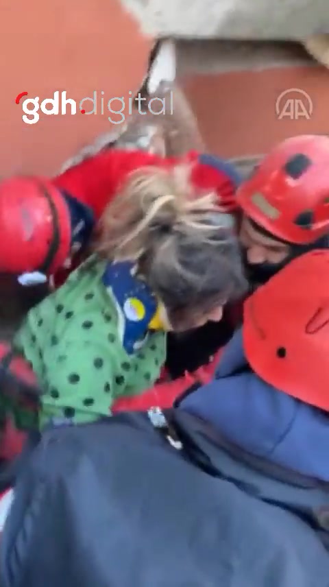 Kocaeli itfaiyesi Hatay'da 52 saat sonra Semra Et'i kurtardı