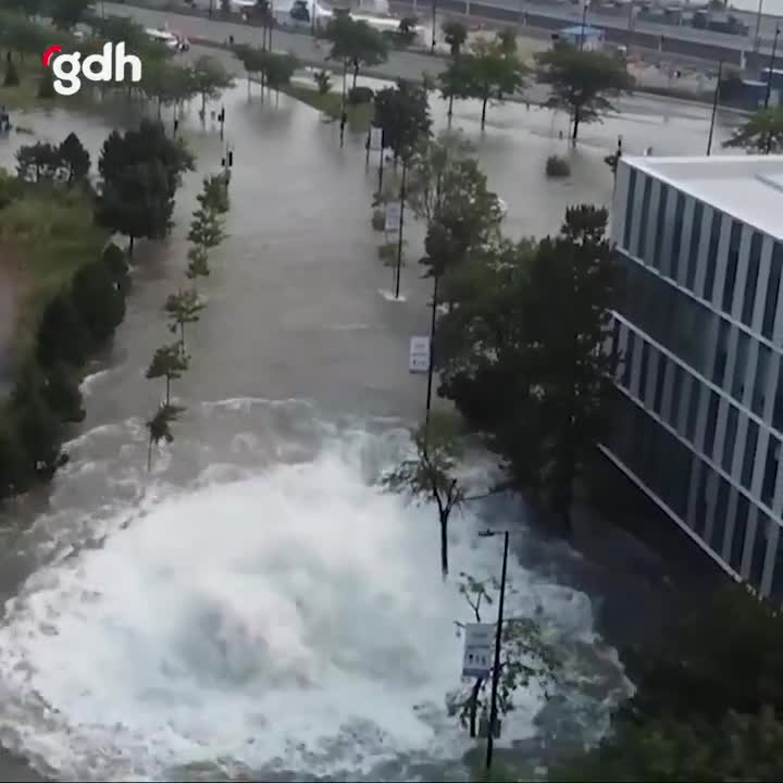 Kanada'da su borusu patladı, sel alarmı verildi!