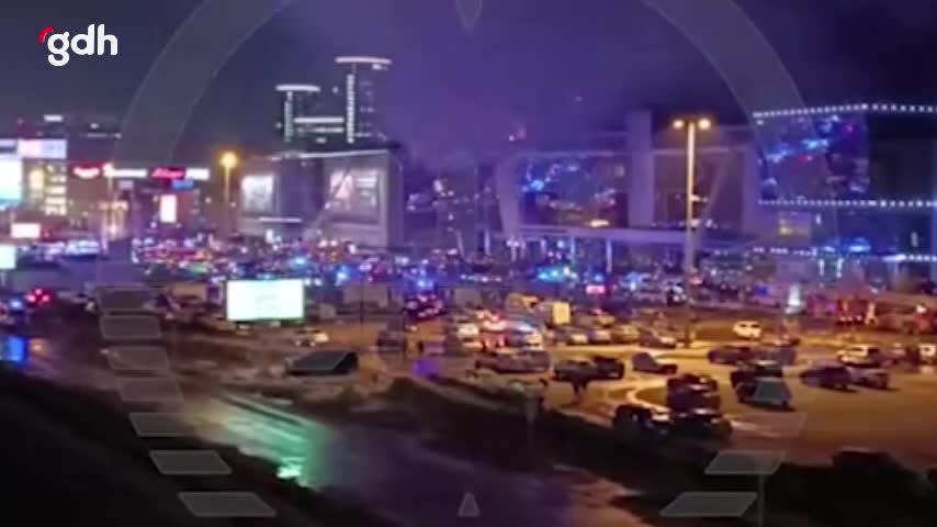 Crocus'ta saldırı sonrası olay yerinde ambulanslar bekliyor