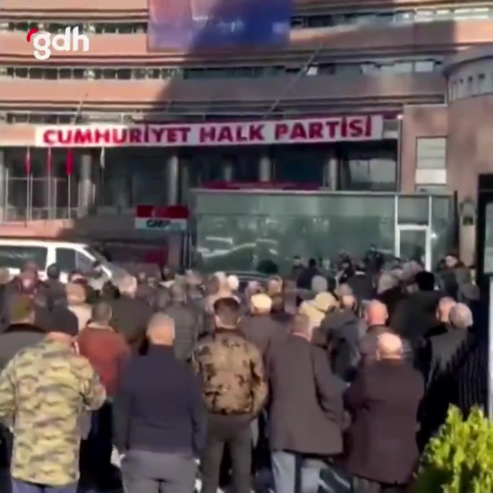 Ankara'da otobüs şoförleri CHP önünde eylem yaptı