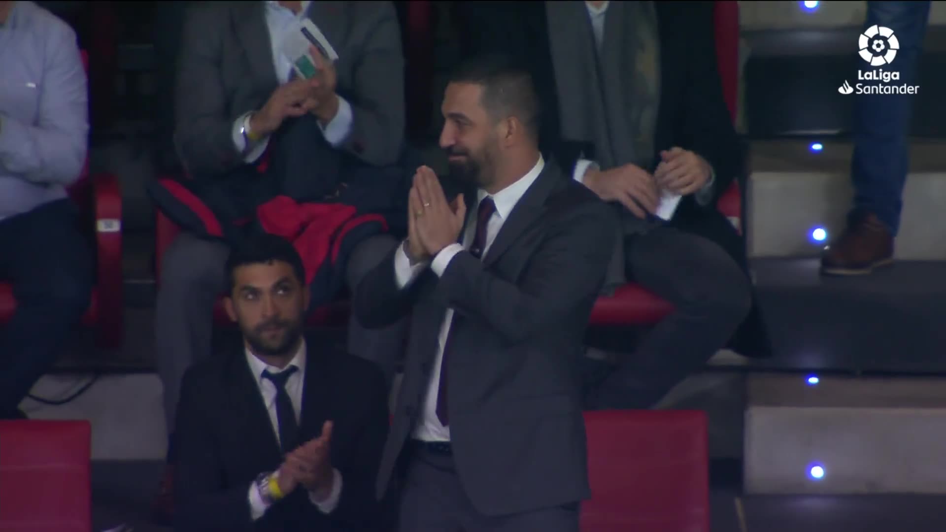 Arda Turan, Atletico-Barcelona maçını tribünden izledi