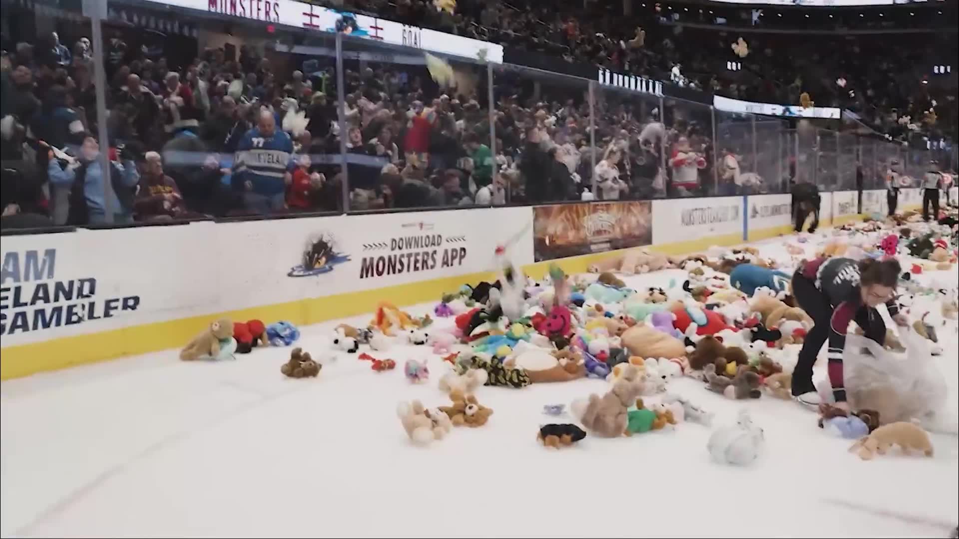 Cleveland Monster taraftarları, Noel'de oyuncak ayı bağışladı