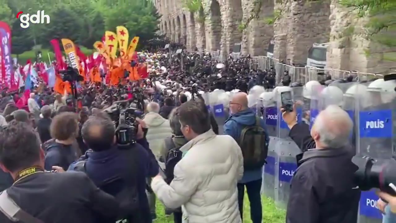 Saraçhane'den Taksim Meydanı'na yürümek isteyen grupla polis arbede yaşadı
