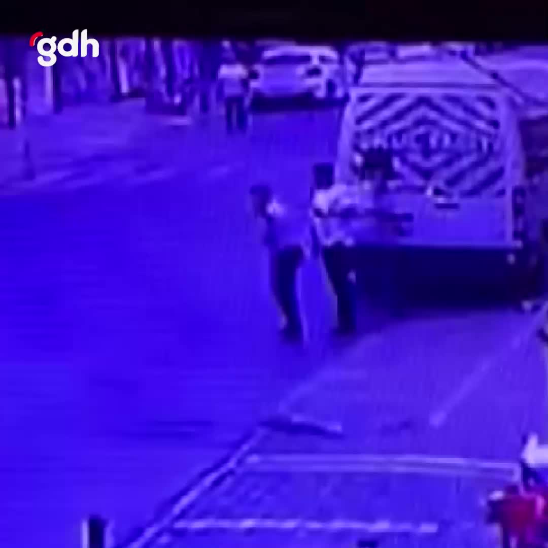 Esenyurt’ta bıçaklı saldırgan, vatandaş ve polisi yaralayıp kaçtı