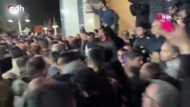 Özgür Özel, şehit cenazesinde tepkiyle karşılaştı