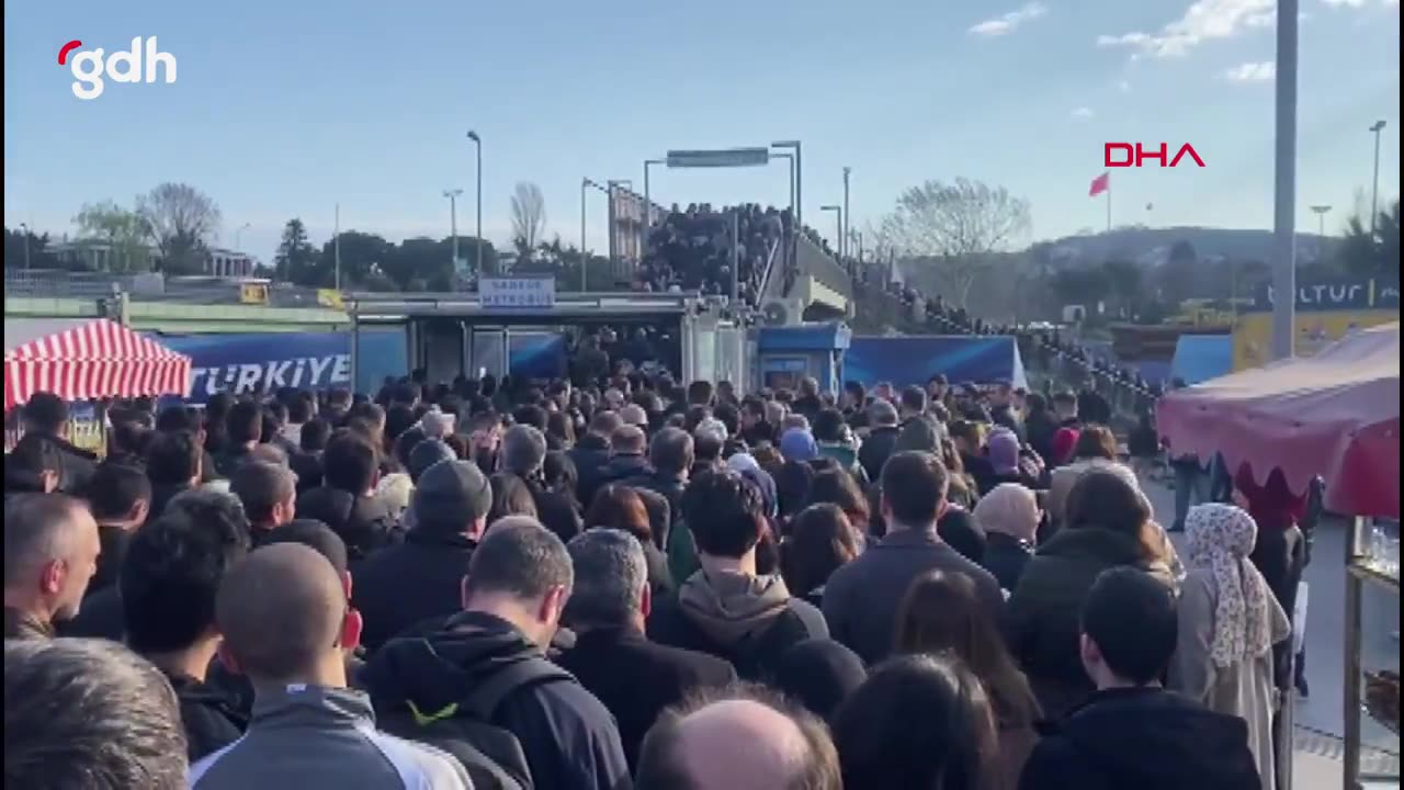 Üsküdar Altunizade'de metrobüs arızası, seferlerde aksama oldu