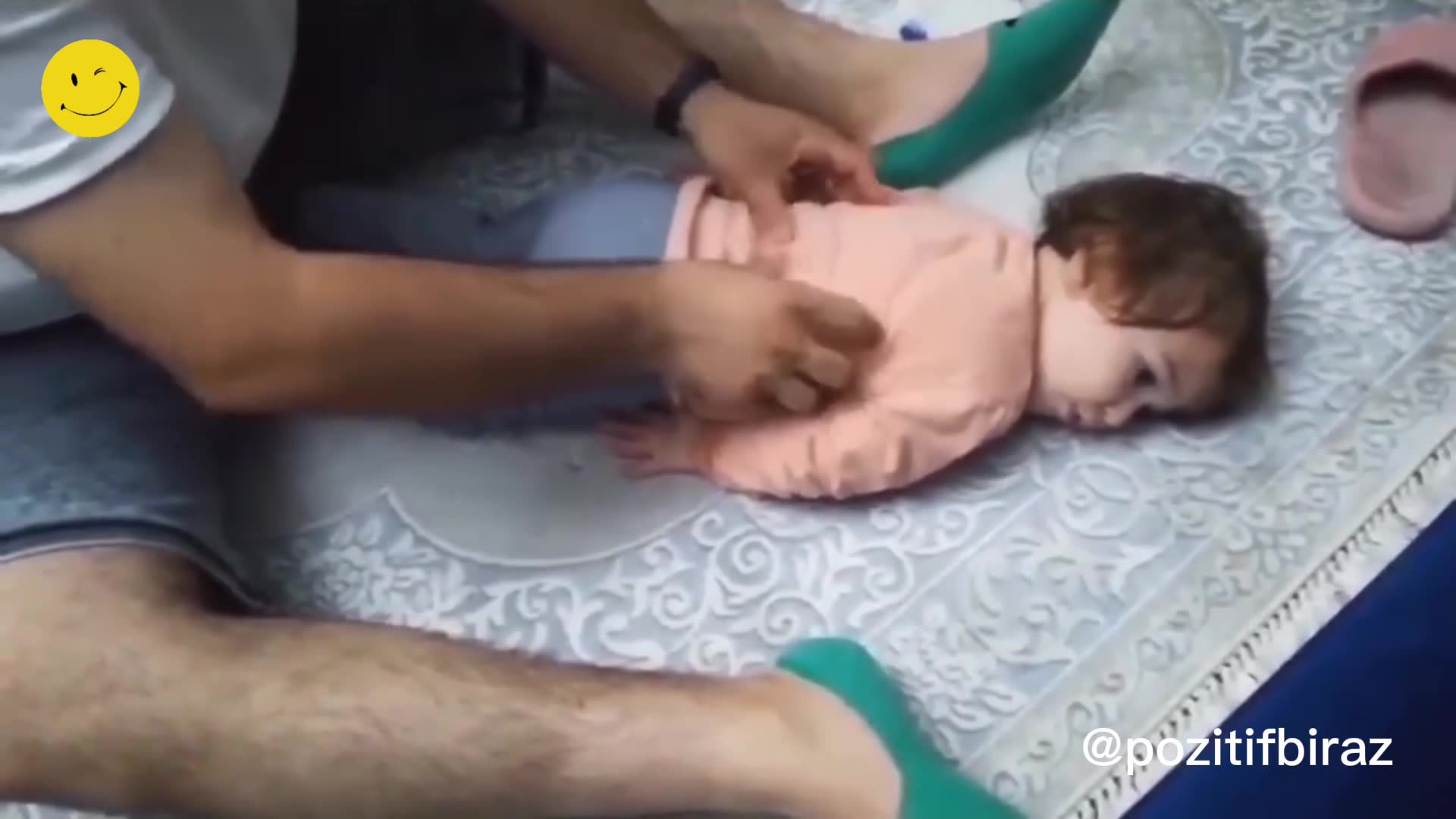 Oyun ve emeklemenin ardından ufaklığa masaj terapisi